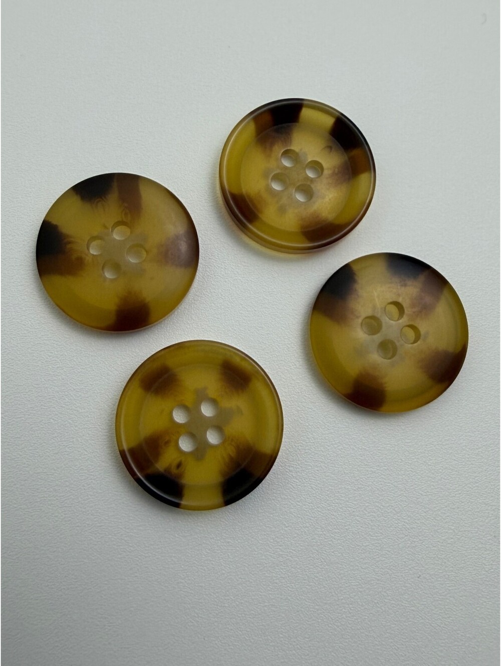4 Reclaimed 35L Amber Brown Tortoiseshell-Style Four-Hole Buttons